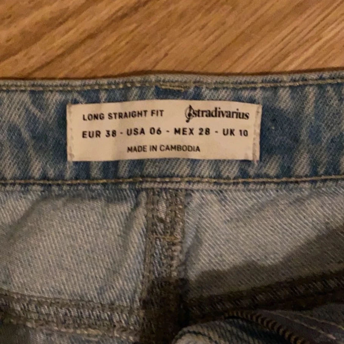 Ett par ljusblåa jeans med hål i - 91