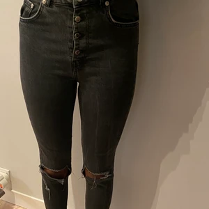 Anine Bing ❤️ Gina Tricot  - Super snygga svarttvättade jeans. Stretch. Knappar. Hål på bägge knän. Limited edition . 