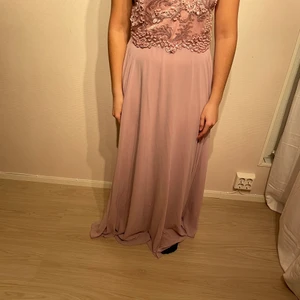 Festklänning  - För mer information/frågor skriv dm vid seriöst intresse 