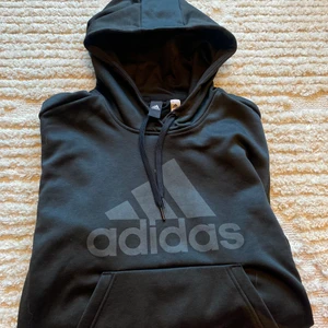 Adidas hoodie  - Svart Adidashoodie i storlek xl, men skulle säga att den mer är S/M. Använd fåtal gånger. Pris 90+frakt