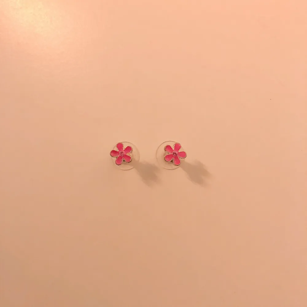 Ett par jättegulliga örhängen med rosa blommor på! Frakt tillkommer på 14kr😊. Accessoarer.