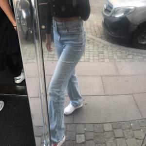 Superfina blåa jeans från Zara, raka med lite vidare längst nere. +frakt