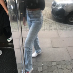 JEANS FRÅN ZARA - Superfina blåa jeans från Zara, raka med lite vidare längst nere. +frakt