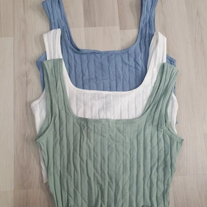 Toppar stl 36 - Tre oanvända korta toppar stl 36