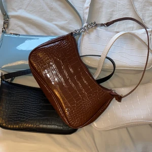 Baguette-väskor  200 för alla - Superfina väskor från bland annat Defacto & H&M. 50 kr styck + frakt 💛 OBS: Den svarta är köpt för 200 kr och är i fint skick🖤 Den bruna är från defacto och är köpt för 150 kr🤎 Den blå och vita är från shein och är köpt för 60 kr💙 Den vita med Silverkedja är köpt second hand!🤍 200 om ni köper alla tillsammans 