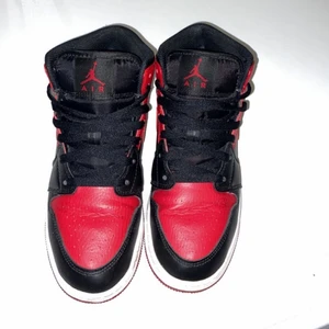 Air Jordan 1 Mid  - Säljer mina jordan då jag köpt nya och inte använder dessa mer. Jätte bra skick, storlek 38. Går att frakta, köparen står för frakten. Kvitto + original kartong finns med. Priset går att sänkas.