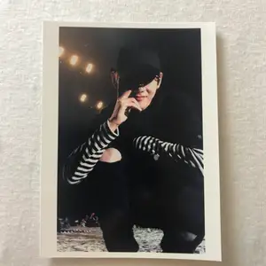 Säljer den här supersnygga bilden på Taehyung från BTS! Den är 10cm lång och 7,5 cm beredd! Skriv om du är intresserad eller har frågor <33 