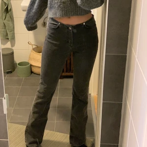 Low waist jeans  - Lågmidjade jeans från hm. Utsvängda och i en grå färg. Knappt använda och är i nyskick. Storlek 36 och jag är 170cm lång🥰 kontakta mig om du är intresserad eller har några frågor. 