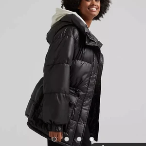 Bershka jacka - Säljer min bershka jacka då jag inte kunde lämna tillbaka den. Den är jättefin och varmt men inte min stil. Den är aldrig använd. Pris kan diskuteras 