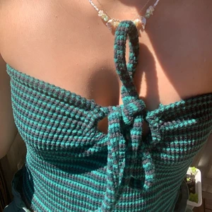 topp  - Intressekoll på min jättefina topp, den går att knyta runt nacken också! Inte helt säker på att jag vill sälja, men om intresse finns… 😁😁💘 Skriv bud ni kan tänka er gärna! (Sista bilden är lånad)