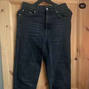 Svarta gina tricot jeans - Dessa svarta jeansen har jag använt ganska mycket men kvalitén och materialet är fortfarande i gott skick. Byxorna går lite högre upp vid anklarna men är förövrigt väldigt stretchigt i materialet. De kommer från GinaTricot och har inga skador på sig!🤍