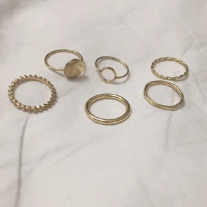Ringar - Säljer 6 st guldringar (inte riktigt guld) köpta på glitter för 79kr säljer för 10kr st eller alla för 50kr. Pris går alltid att diskutera. Säljer för att jag inte använder dem. 