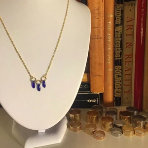 Halsband i glas - Halsband ”Edith” från märket @rubyjude.jewellery på instagram ❤️💜