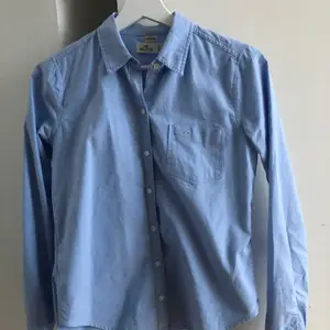 Ljusblå skjorta från Hollister. Storlek XS. Fint skick.