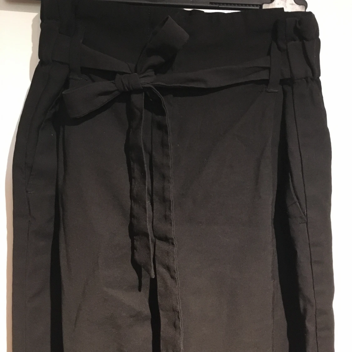 Svarta lösa byxor med rosett - 90