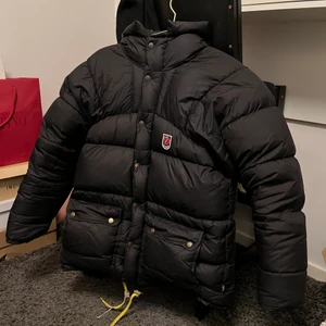 INTESSEKOLL på min fjällräven  - Svart Fjällräven i strl XXS unisex, sitter super på mig som är ca 168-170. Sitter superbra på mig så de är en större XXS. Är i använt men fint skick och snörena till luvan är borttagna. Kom med Bud. Högsta bud just nu: 2700. 