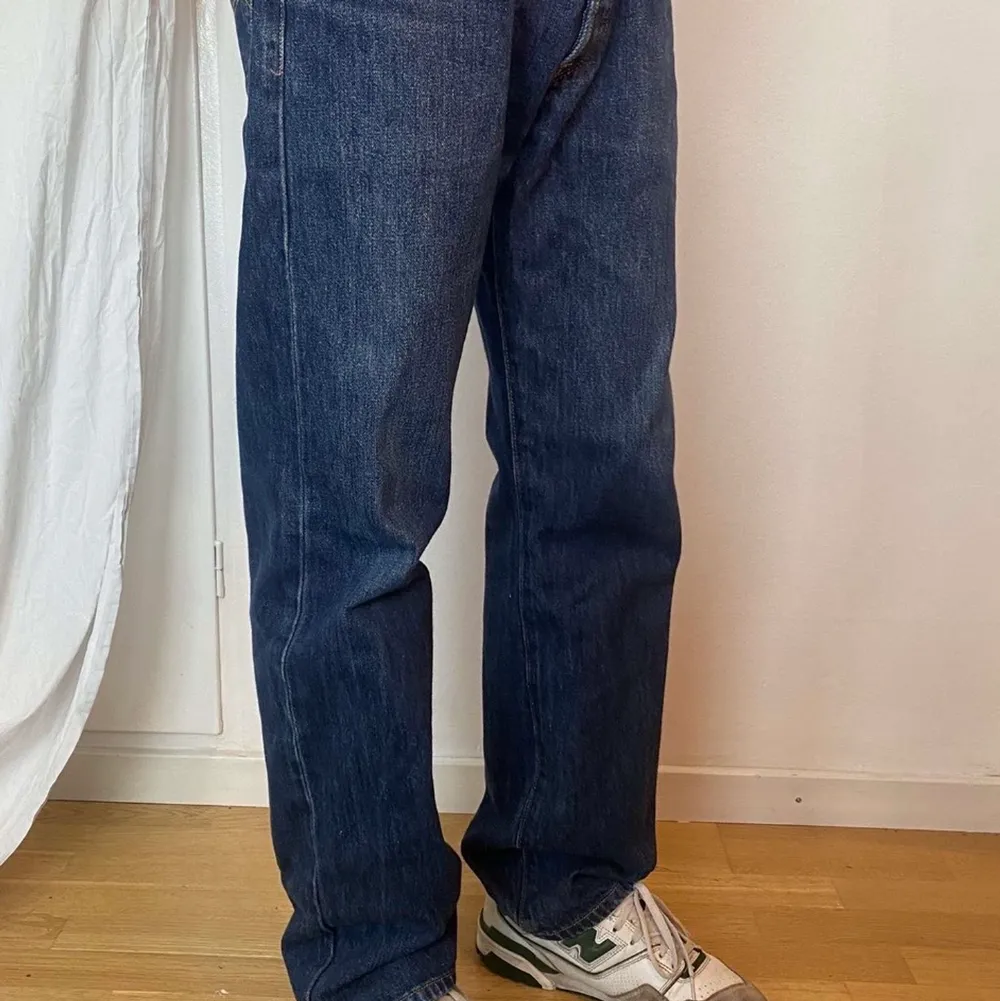 Säljer dessa Levis 501s i storlek 33/32. De är i mycket gott skick. . Jeans & Byxor.