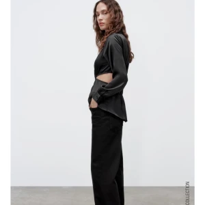High Rise Straight Full Length  - Säljer mina snygga svarta Zara jeans. Sitter super bra, jag är 178 cm lång och det är lite lite korta på mig. Inte använt mycket. Beredd att diskutera priset:) (är osäker på priset för posten) 