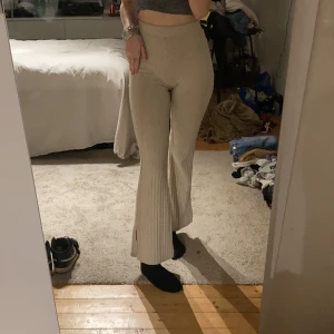 Beiga byxor  - Super sköna bega byxor från ginatricot i XS men passar även S lite korta för mig om är ca 170 lång 