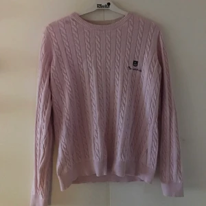 Tröja  - En snygg ljusrosa märkeströja. Aldrig använd. Väldigt fint skick. Kontakta mig privat för fler bilder. Priset kan diskuteras! 