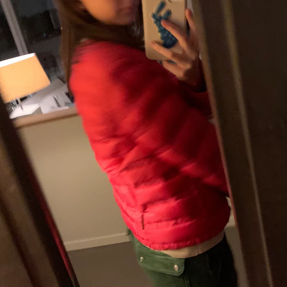 Ascool rosa dunjacka från moncler i storlek 1, vilket motsvarar en S. Kommer med en matchande dustbag i samma färg💗. Takit.