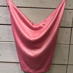 Säljer denna fina rosa satin topp från Bikbok då den aldrig kommer till användning. Är i storlek S men passar både större och mindre pga de långa banden. Säljer för 40kr + frakt.🥰❣️