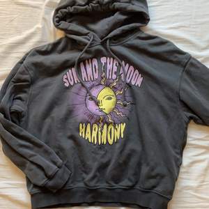 Säljer denna asballa hoodie från hm då den inte kommer till användning💗 storlek xs-m beroende på hur man vill att den ska sitta💕 den passar lite oversized på mig som är xs💗 frakt ingår i priset😘