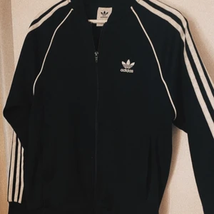Adidas - En adidas tröja köpt på jdsports för 750kr. Säljer nu för 300. Använd ca 5 gånger och är som ny.