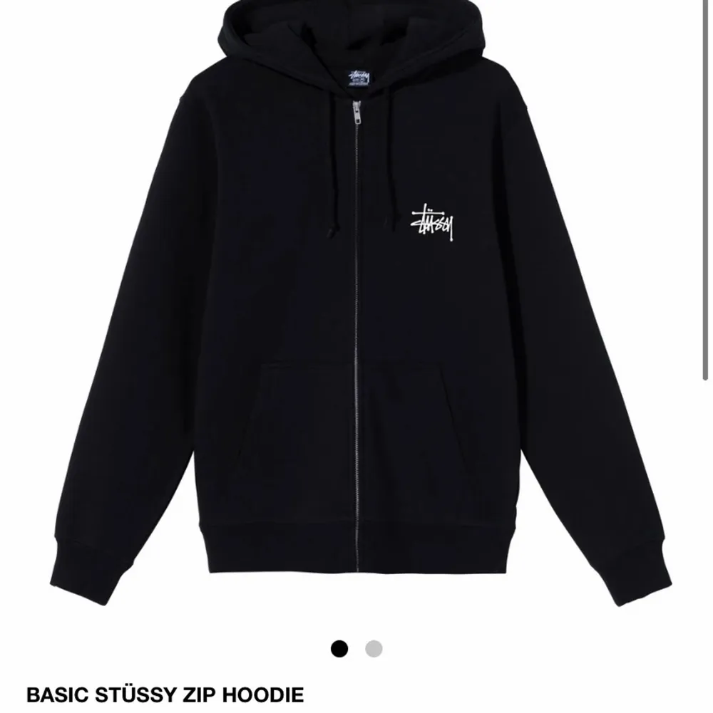 Svart zip up hoodie från stussy / stüssy. Sparsamt använd och har inga fläckar eller problem. Hoodies.