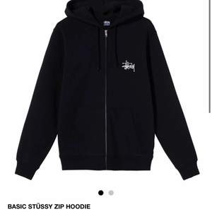 Svart zip up hoodie från stussy / stüssy. Sparsamt använd och har inga fläckar eller problem