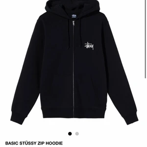 Stüssy zip hoodie  - Svart zip up hoodie från stussy / stüssy. Sparsamt använd och har inga fläckar eller problem