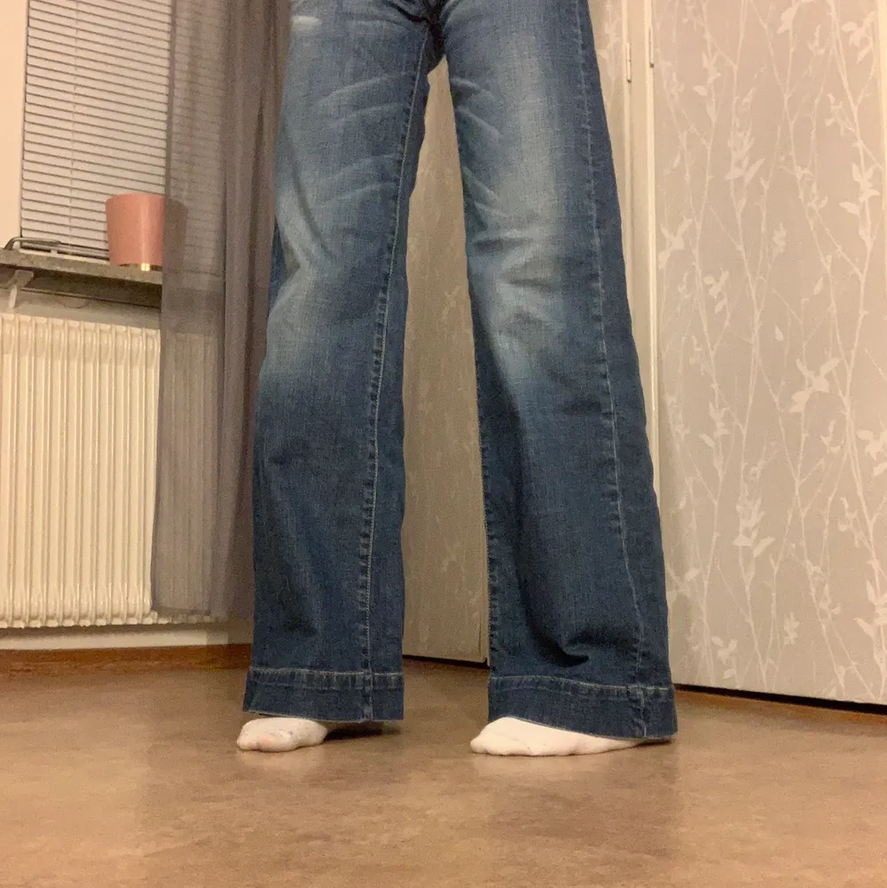 Säljer dessa jättesnygga jeans som mamma köpte på H&M 2001. Låg midja och vida ben, bra skick!! Jag har aldrig använt dem och mamma har använt dom sparsamt. Jag är 170cm och de är perfekta i benen på mig! Buda minst 10kr högre än tidigare bud. Köparen står för frakten.. Jeans & Byxor.