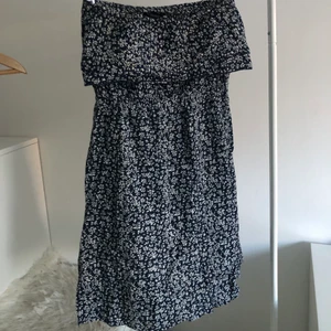 Blommig klänning  - Blå blommig off shoulder kläning. Knappt använd. Säljer pga kommer inte till användning 