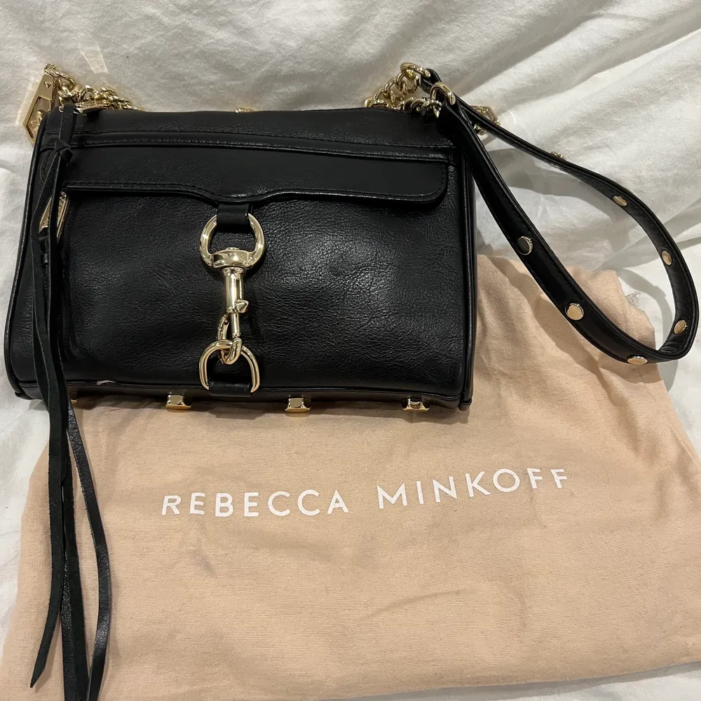 Helt ny väska från Rebecca Minkoff i otroligt fint skick, nyskick. En väska i svart läder med guldiga detaljer. Dustbag följer med. Betalning sker via swish och köparen står för frakten. . Väskor.