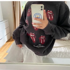 Vintage tröja - Vintage tröja med the rolling Stones tryck. Köpt här på plick men tyvärr för liten för mig. Urtvättad marinblå. Sitter snyggt oversized om man har xs- s. Första bilden är lånad.