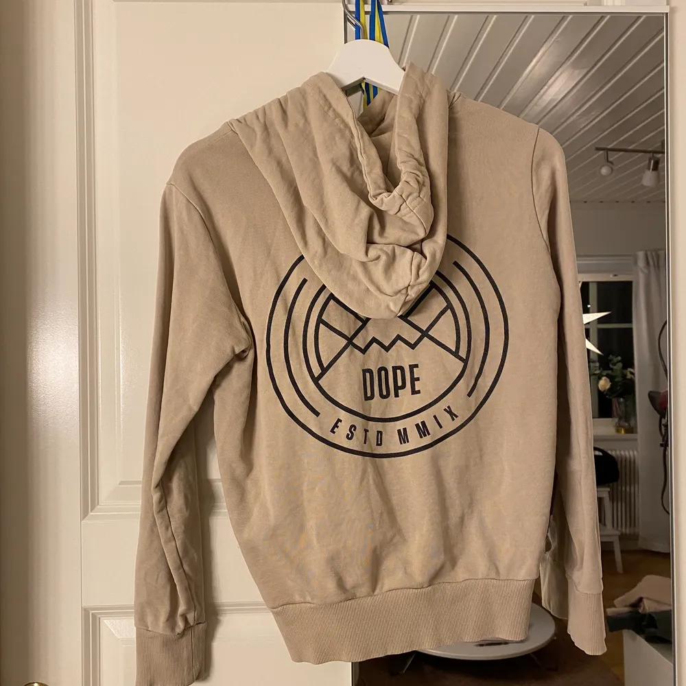 Slutsåld dope Hoddie köpt på ridestore i storlek 34. Säljs pga att den inte kommer till användning mer. Köpt för 599kr! Hör av dig vid intresse, priset kan alltid diskuteras💞. Tröjor & Koftor.