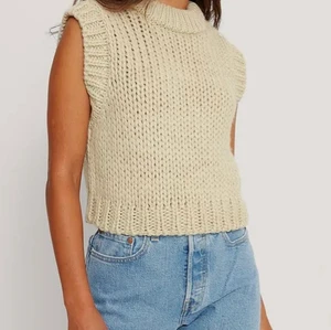 väst  - jättefin väst från NAKD i jättebra skick, använd 1-2 gånger så den är som ny. Passar xs - mindre M. 