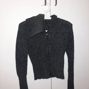 Tröjq - Säljer denna fina mörkgråa tröja. Jätte fin och som ny. Du står för frakten( spårbart). Kontakta mig för mer info!