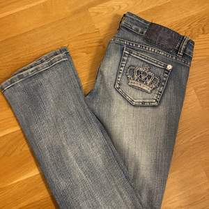 Säljer snygga, lågmidjade, utsvängda jeans med tryck på bakfickorna från victora beckham.  💕 Använda men superfint skick. 