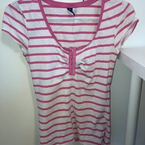 y2k sunshine t-shirt  - Så snygg t-shirt värkligen men måste sälja pga penga brist😩 Passar s-m och är från sunshine köpt på 2000 talet. Toppen går att knäppa upp om man vill visa mer byst. !!!! TITTA GÄRNA IN MIN PROFIL FINNS LIKNANDE PLAGG DÄR!!!!!