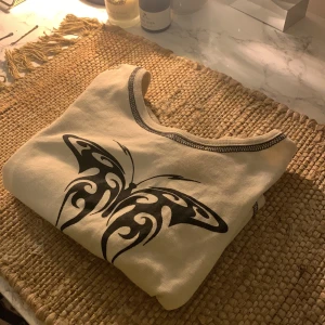 Beige t-shirt från H&M - Säljer en beig kort tröja köpt från H&M som jag användt ganska många gånger men är i bra skick!