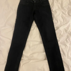 Levisjeans - Mörkmörkblå Levisjeans modell 710💙🖤  XXS Low rise Aldrig använda!💖