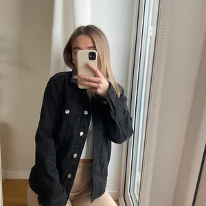 Svarat jeans jacka  - Säljer min jeans jacka som är i nyskick! Kommer inte till användning tyvärr!