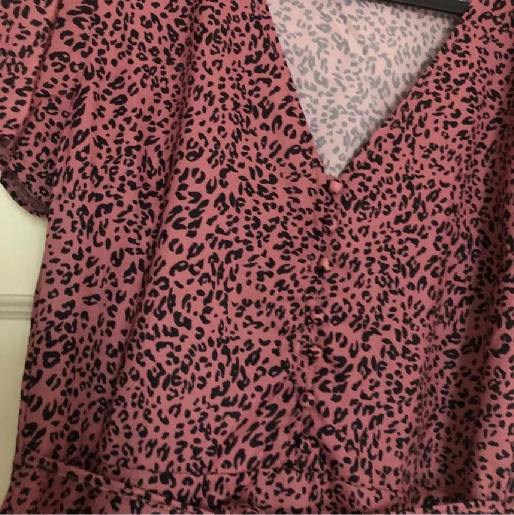 En rosa klänning med leopardmönster från missguided. Helt oanvänd men lappen sitter dock inte kvar då jag tänkt använda den och tvättat den. Den är lite längre, slutar ungefär på mitten av vaden på mig som är 162cm lång. Den har en slit på ena sidan. Kan absolut skicka fler bilder om det skulle önskas. På gränsen till för liten för mig och därav säljer jag den. Inköppt för 450kr. Priset kan diskuteras. Klänningar.