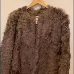 Mango äkta pälls - Äkta pällsjacka från Mango. Använd fåtalgånger, nyskick. Nypris 2500kr mitt pris 700kr