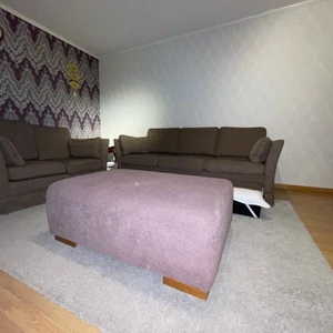 Soffa - Hejsan!   Pappa säljer sofforna för 2500kr. Behöver du fler bilder? Hojta till mig så skickar jag fler 😁 Ingår en madrass under soffan och en pall.  Finns i Hisingen ☺️