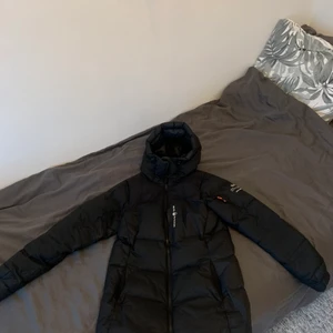 Sailracing jacka Dam - hej, jag säljer min sail racing jacka för att jag ska köpa ny, jackan är använd men är i bra skick, inga hål, inga dragkedjor är sönder. hör av er för fler bilder :) 