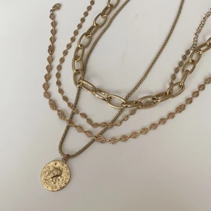 guld halsband och chokers  - säljer dessa fyra halsband, säljer inte separat! i guld färg 🧡 kom privat för fler frågor/bilder!