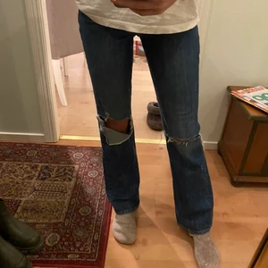 Högmidjade zara jeans - Köpta för ett år sedan men säljer de för att de ej kommer till användning. Nyskick! Jeans från Zara!