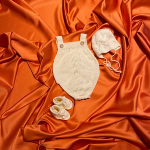 Barnkläder  - Stickad romper med skor och bonnet mössa till. Passar 0-3 månader gammal bebis. Är i nyskick, aldrig använd. Handmade 